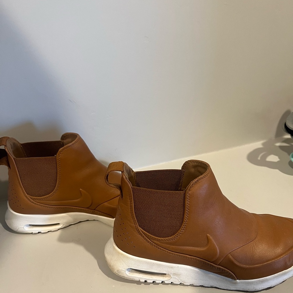 Women’s Nike shoe